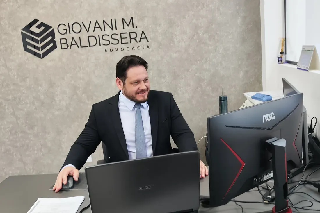 Dr. Giovani Baldissera em atendimento no escritório